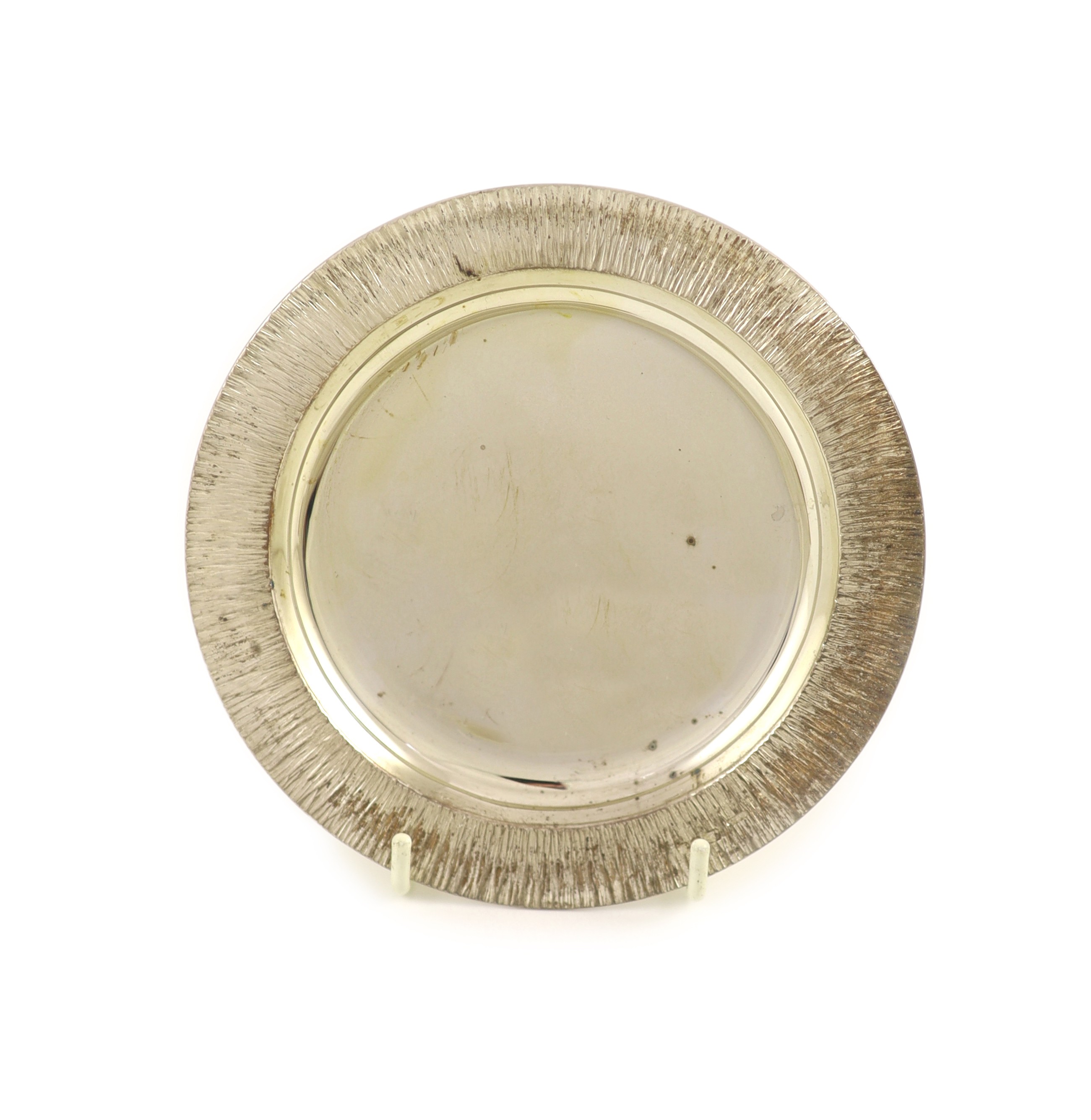 A silver small circular dish, by Simon Benney, maker's mark SFSB, London, 1998, the base stamped 'Benney'